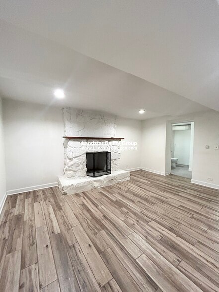 Building Photo - 1160 N La Salle Dr