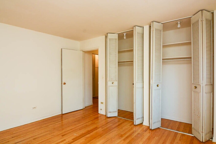 Building Photo - 515 W Briar Pl