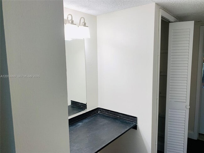 Building Photo - 2850 N Palm Aire Dr