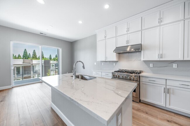 Building Photo - Immaculate New Build Just Steps from Laker...