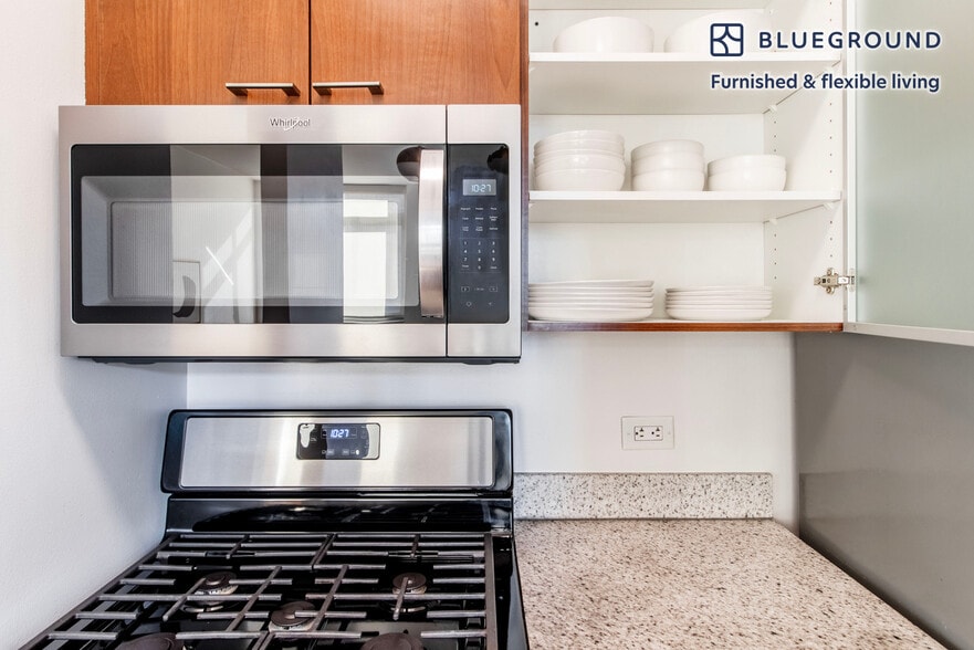 Building Photo - 130 W 15th St