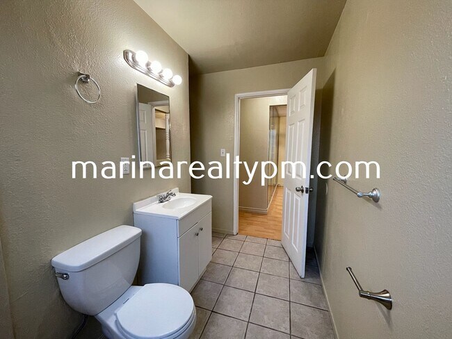 Building Photo - 4 Bedroom 2 Bath Single Family Home