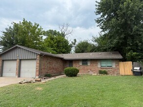 Building Photo - 3 bed 1 bath 2 car garage