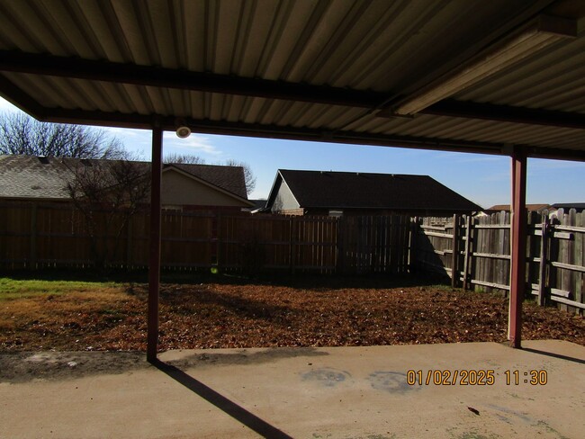 Building Photo - Freshly Painted/New Flooring Home!! No Pets!