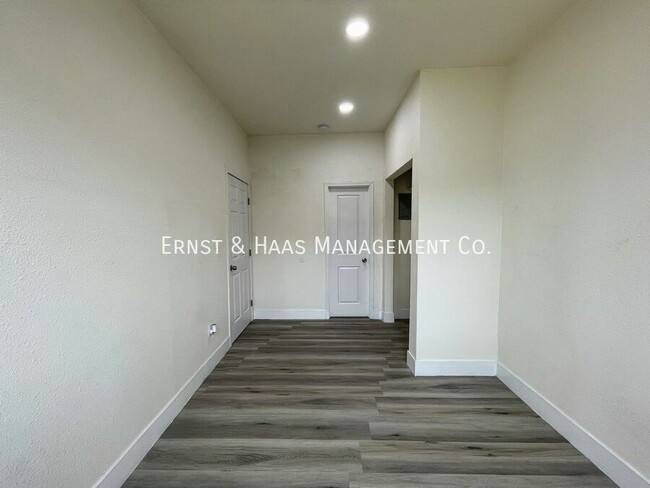 Building Photo - Recently Remodeled and Upgraded Apartment ...