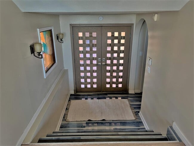 Building Photo - 602 N Shore Dr E