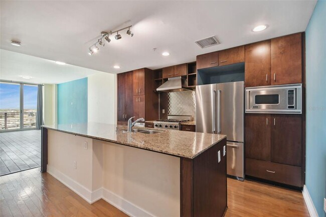 Building Photo - 1208 E Kennedy Blvd