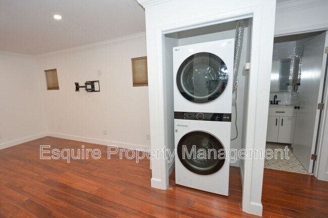 Building Photo - 938 Douglas Ave