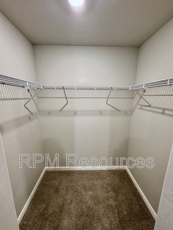 Building Photo - 1609 Burgundy Dr