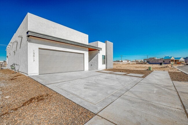 Building Photo - Beautiful East side House 4 bed-2.5 baths, part of The Overlook Casa Club that includes Swimming ...
