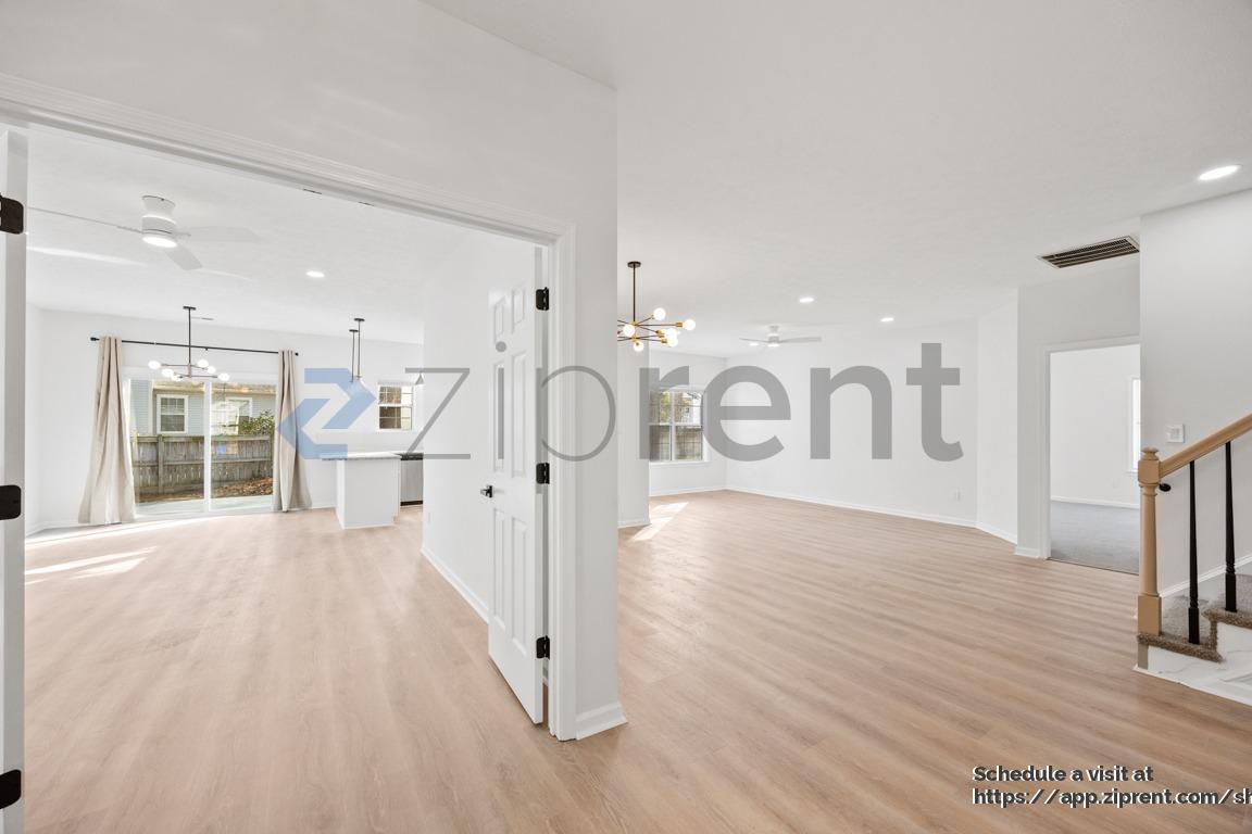 Building Photo - 952 Heathland Dr