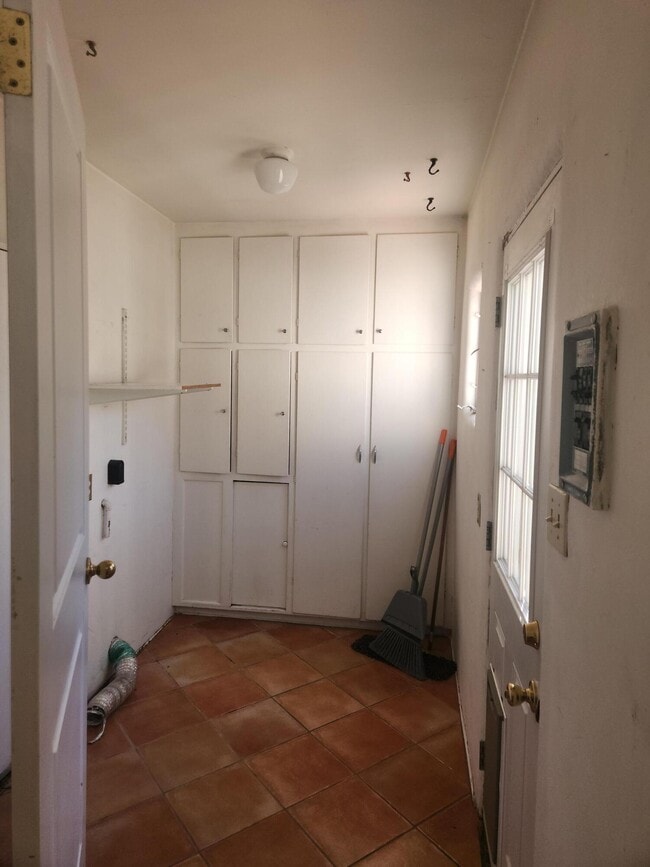 Building Photo - 917 Girard Blvd SE