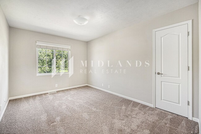 Building Photo - Bellevue Split Entry