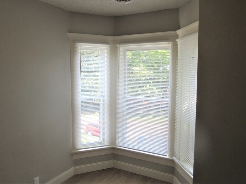 Building Photo - 307 W Columbia Ave