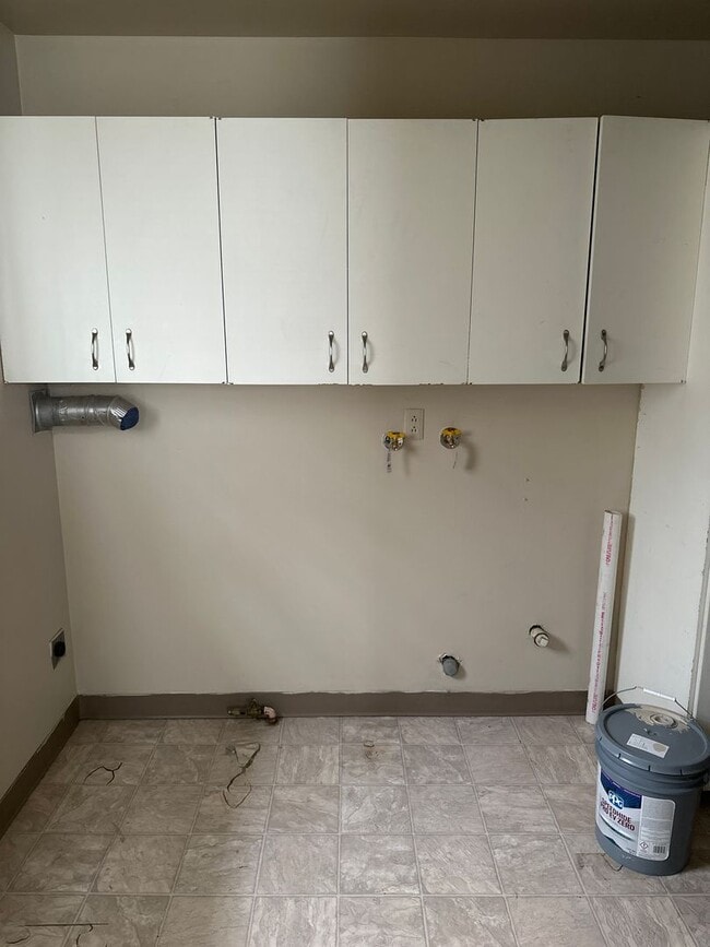 Building Photo - 3 Bedroom House!