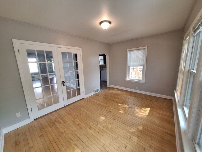 Building Photo - AVAILABLE June 1st - 6 Bedroom, 2 Bath House with Garage $200 Off First Months Rent!