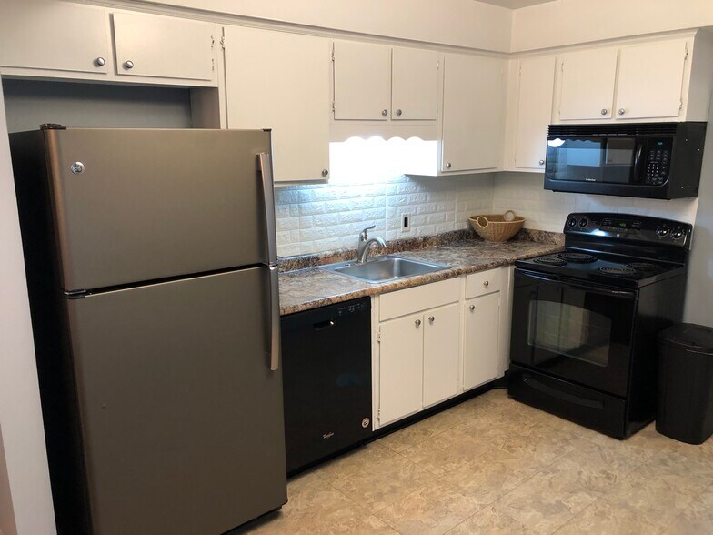 Full kitchen with all you need - 8328 Karam Blvd