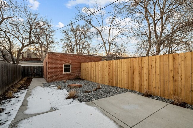 Building Photo - 573 S Pearl St