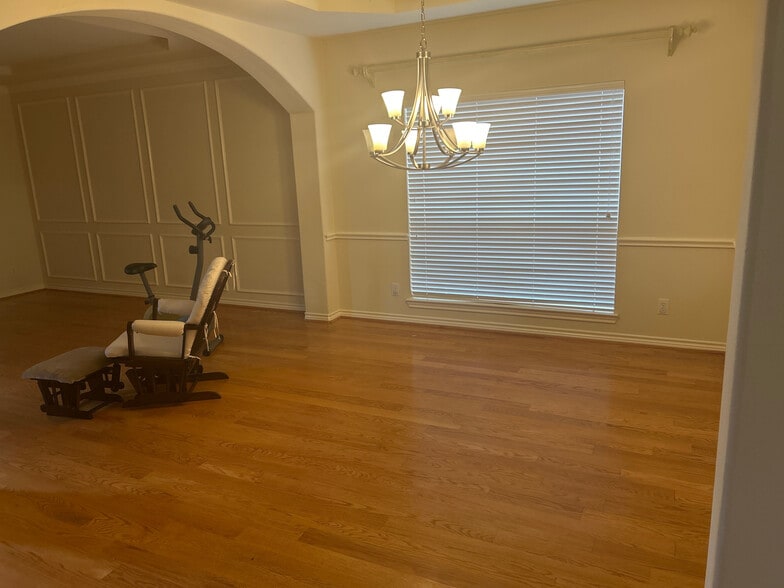 Building Photo - Room in House on Levant Ln