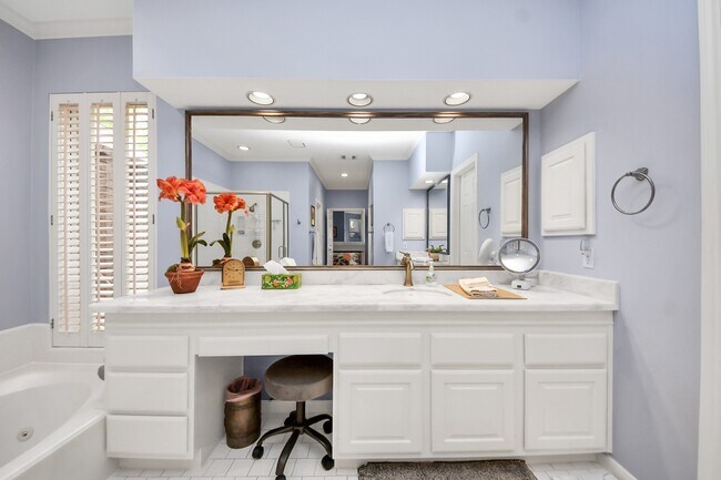 Building Photo - 19 Wild Meadow Ct