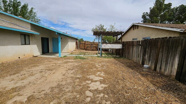Building Photo - Spacious 3-Bed, 2-Bath Home with Natural Gas in California City – Convenient & Cozy!