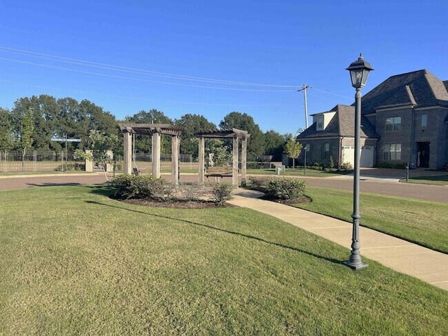 Building Photo - 607 Covington Walk Ln S