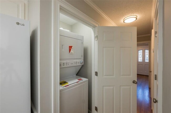 Building Photo - 4648 Calumet Cir NW