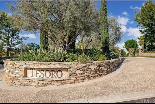 Building Photo - 9 Marisol