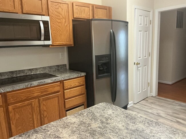 Building Photo - Welcome home!  Sought after Lake of the Woods!