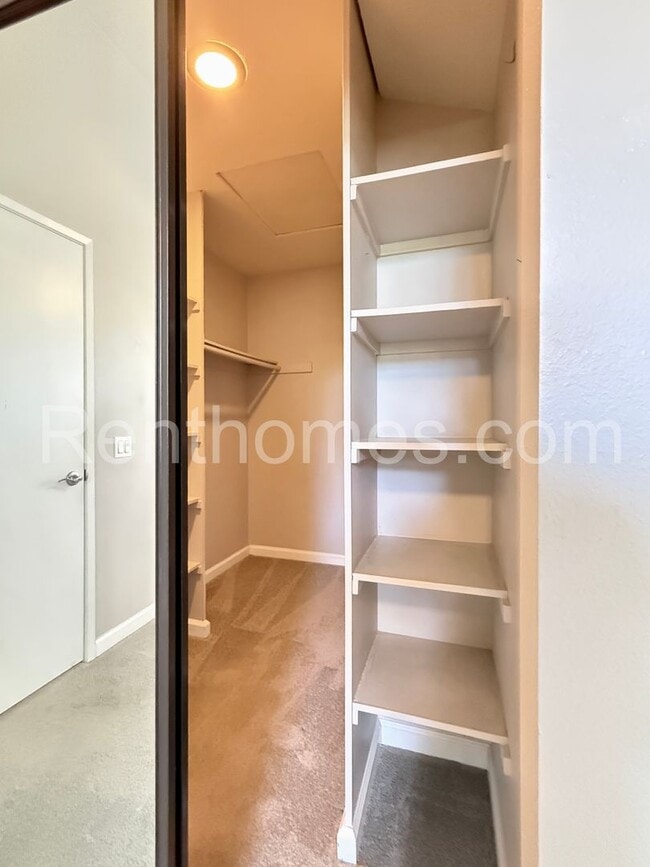 Building Photo - 9438 Twin Trails Dr