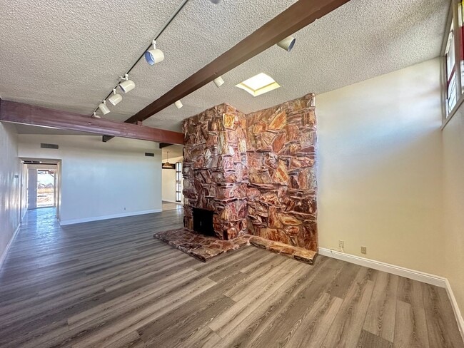 Building Photo - Washington & Jones