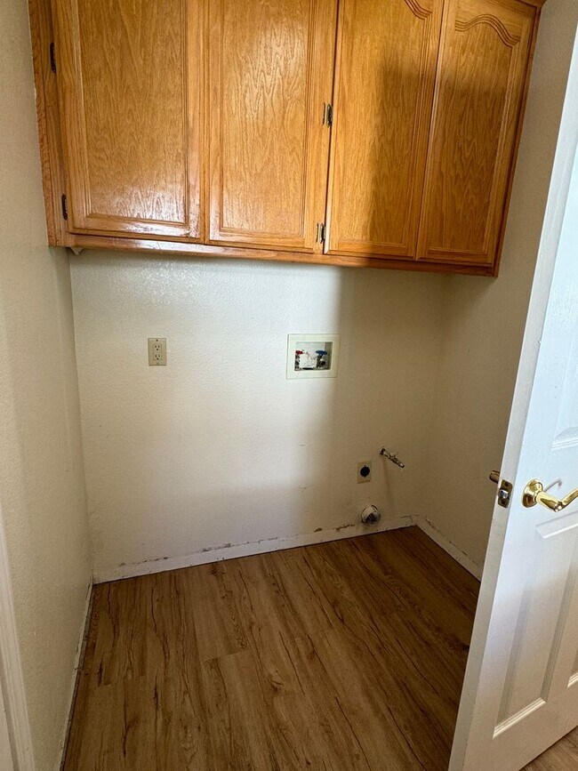 Building Photo - Not your ordinary rental! Pool! Kitchen ai...