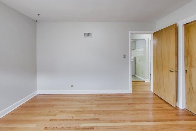 Building Photo - 6210 N Harding Ave