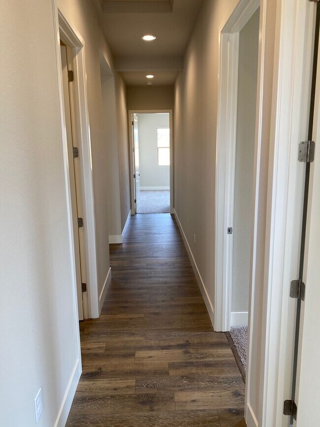 Building Photo - $2495 - MODERN - LARGE YARD - GRANITE - ST...