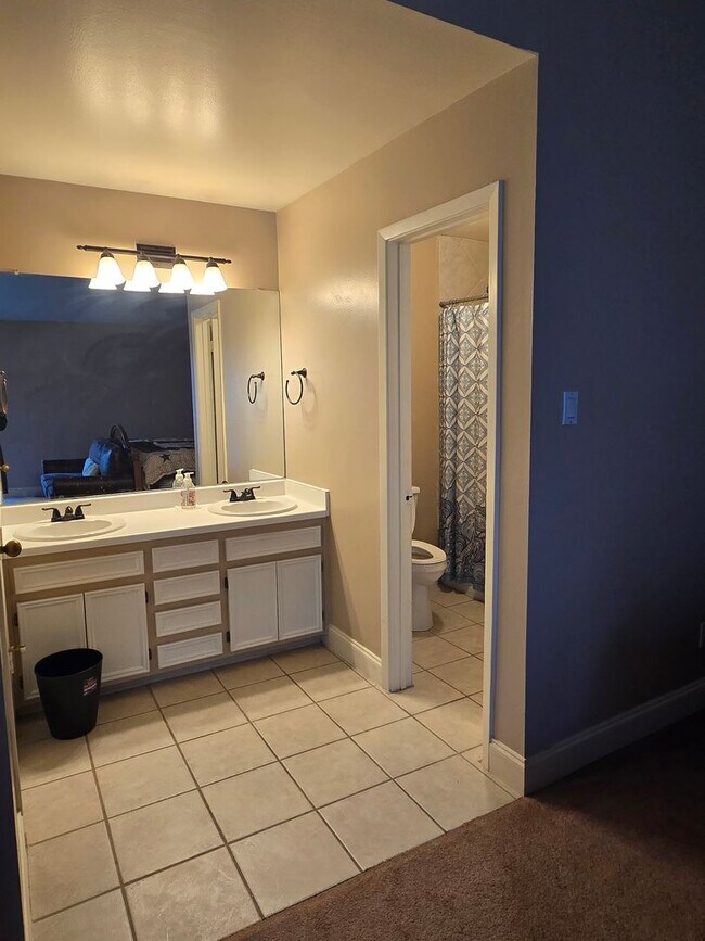 Building Photo - Spacious Condo With Covered parking