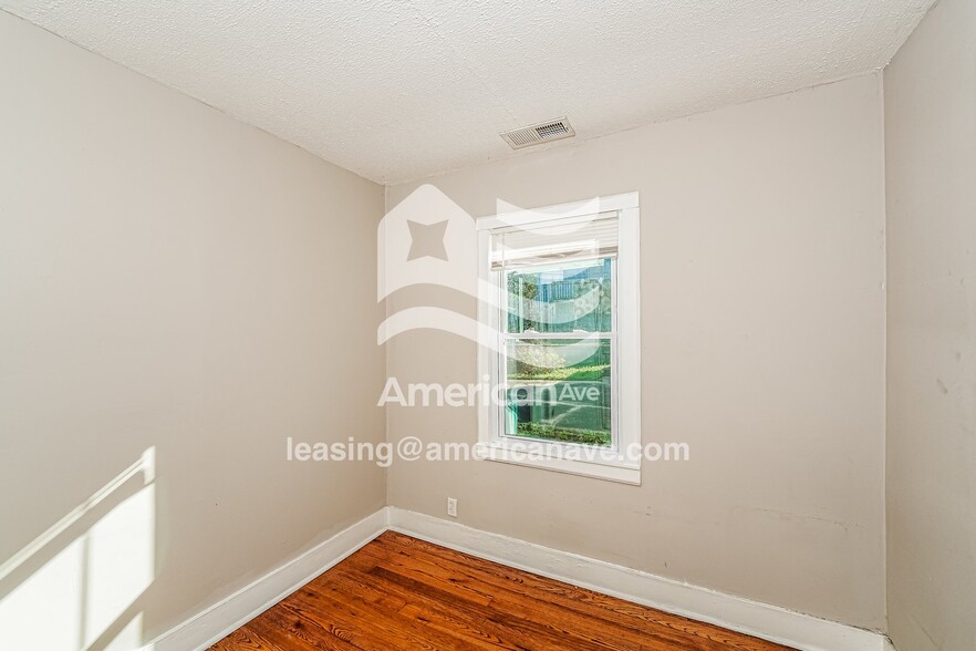 Building Photo - 707 19th St S