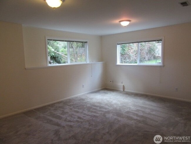 Building Photo - 2Bd/.75Ba Kirkland Condo