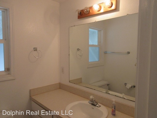 Building Photo - 212 NW Brook St