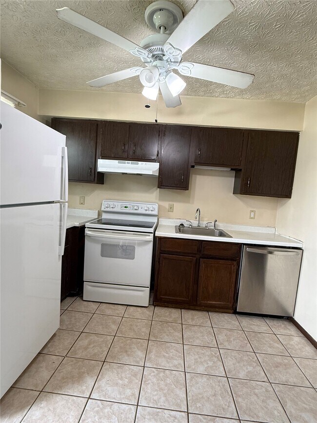 Building Photo - 304 Estate Dr