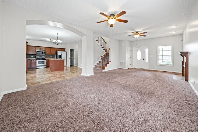 Building Photo - Beautiful, Large Home Close to Ft. Campbell and I24