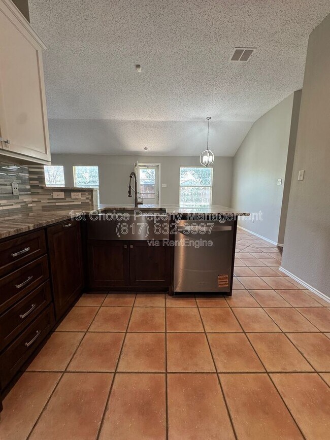 Building Photo - 304 E Clover Park Dr