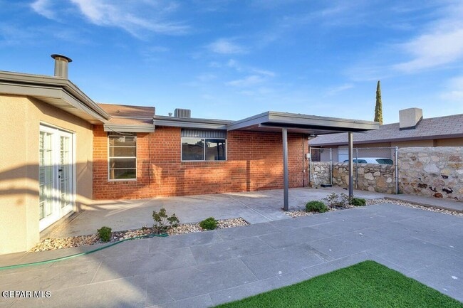Building Photo - 3709 Roslyn Dr