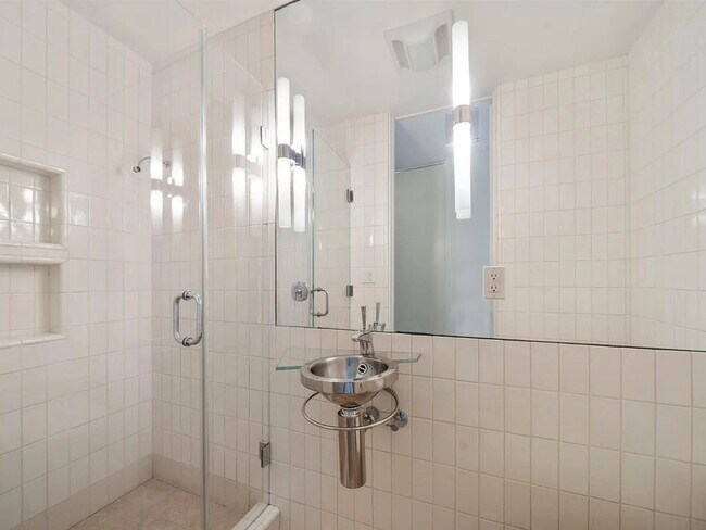 Building Photo - 1885 Jackson St