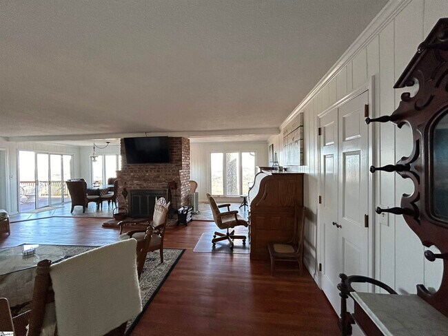 Building Photo - 1671 Hogback Mountain Rd