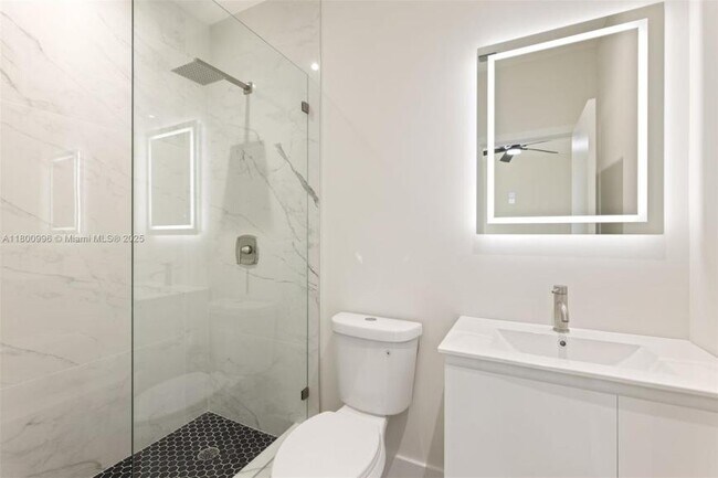 Building Photo - 3 bedroom in Miami FL 33150
