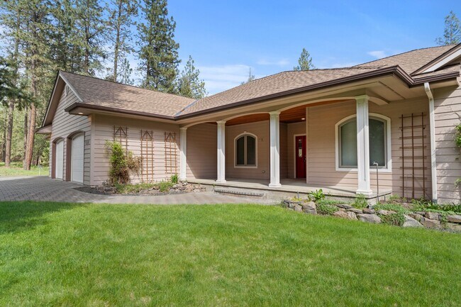 Building Photo - 6 Bed 4 Bath Daylight Rancher on Acreage in Mead School District.  Absolutely Gorgeous