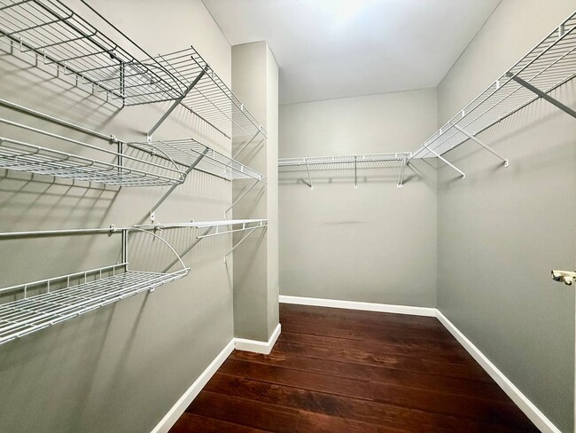 Building Photo - 433 Gloria Ln