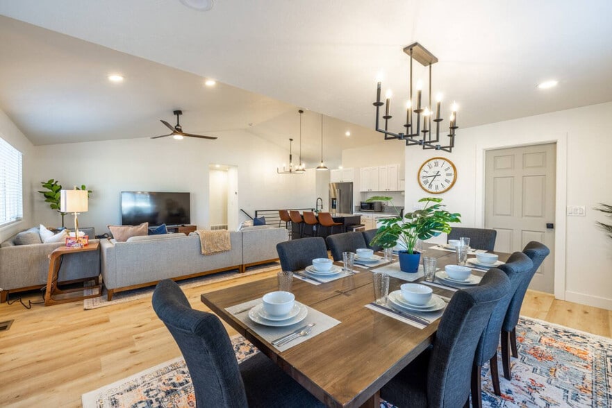 Building Photo - 1157 E Sego Lily Dr