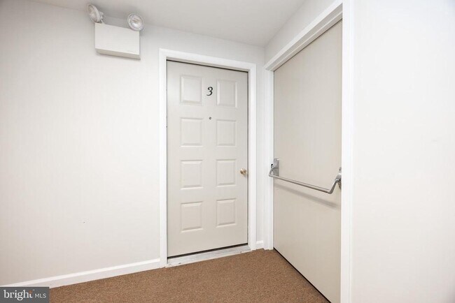 Building Photo - 3183 Main St.