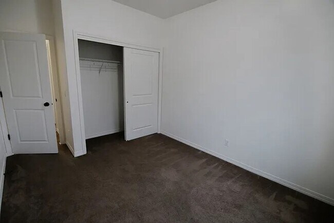 Building Photo - Charming 3-Bedroom Single-Level Home on Sp...